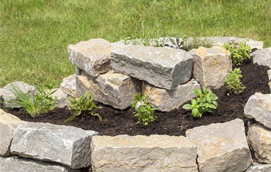 Eine Kräuterspirale - Nützlich und schön anzusehen Eine Kräuterspirale - Nützlich und schön anzusehen