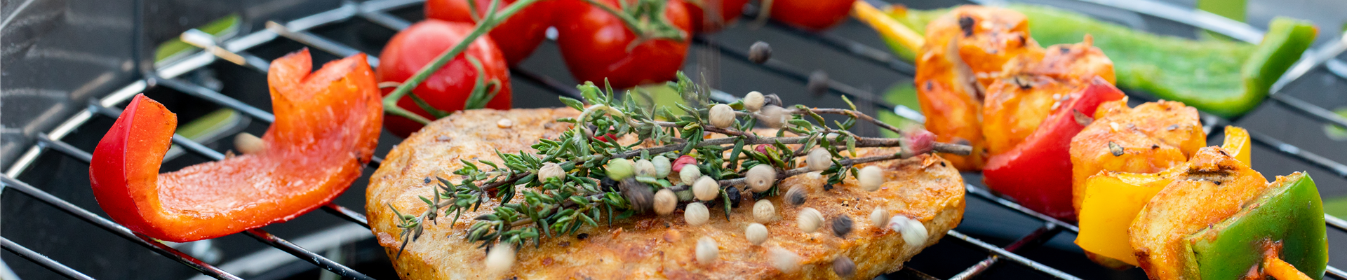 Grillen - Grill mit Lebensmitteln Grillen - Grill mit Lebensmitteln