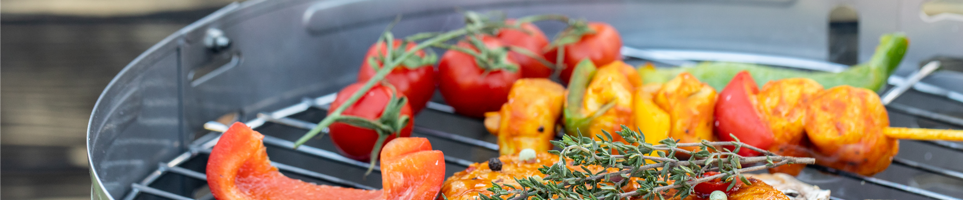 Grillen - Grill mit Lebensmitteln Grillen - Grill mit Lebensmitteln