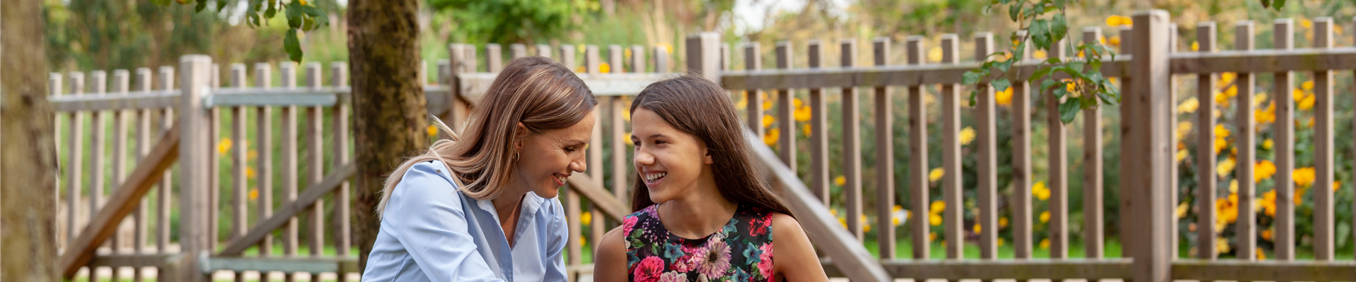 Apfel pflücken mit Mädchen
