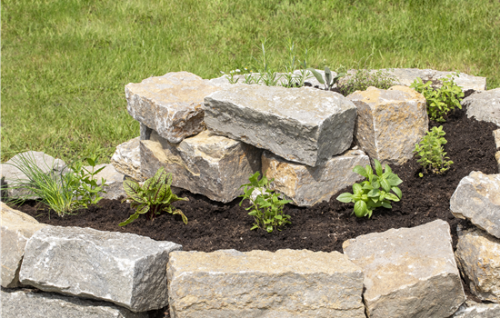 Eine Kräuterspirale - Nützlich und schön anzusehen Eine Kräuterspirale - Nützlich und schön anzusehen