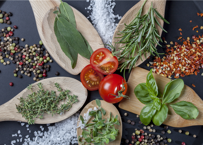 Küchenkräuter schmecken frisch von der Fensterbank am besten