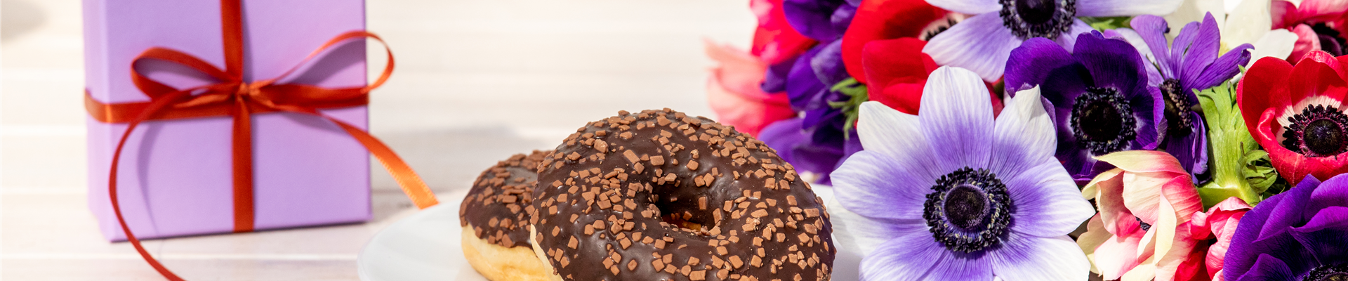 Muttertag - Donuts mit Geschenk und Blumen Muttertag - Donuts mit Geschenk und Blumen