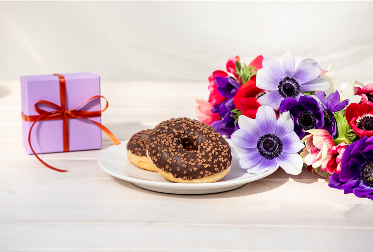 Muttertag - Donuts mit Geschenk und Blumen Muttertag - Donuts mit Geschenk und Blumen