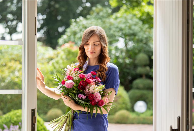 Lieferservice - Frau erhält Blumenpräsent Lieferservice - Frau erhält Blumenpräsent