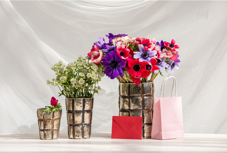 Muttertag - Blumen mit Geschenktüte und Brief Muttertag - Blumen mit Geschenktüte und Brief