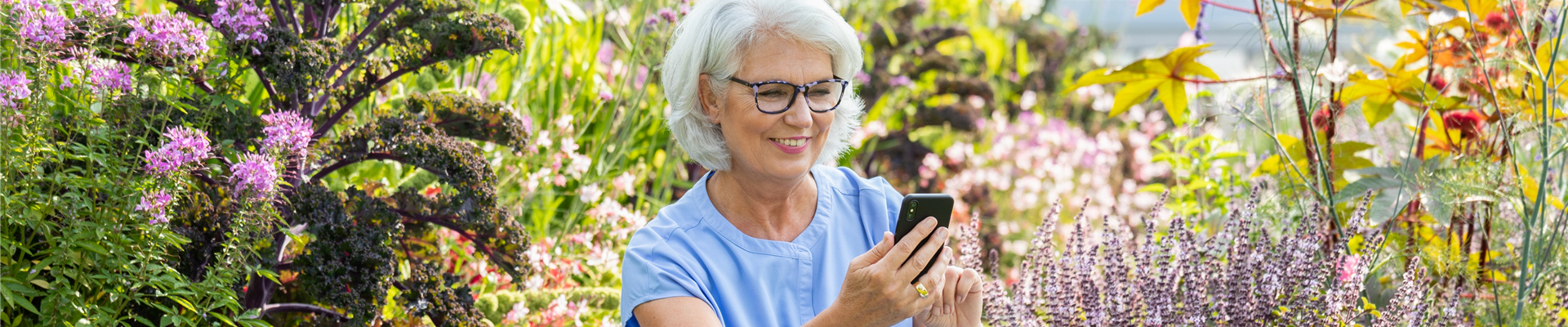 Gartenfreizeit - Frau mit Handy im Garten Gartenfreizeit - Frau mit Handy im Garten